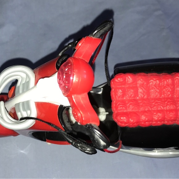 Monster High Ghoulia Yelps Scooter - Picture 2 of 5